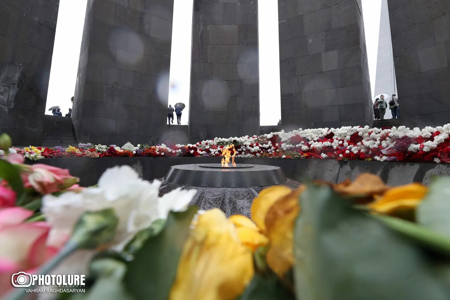 Геноцид армян память. Память о геноциде армян 24 апреля. Мемориальный комплекс Цицернакаберд. Геноцид армян Цицернакаберд 24 апреля. Цицернакаберд 1915.