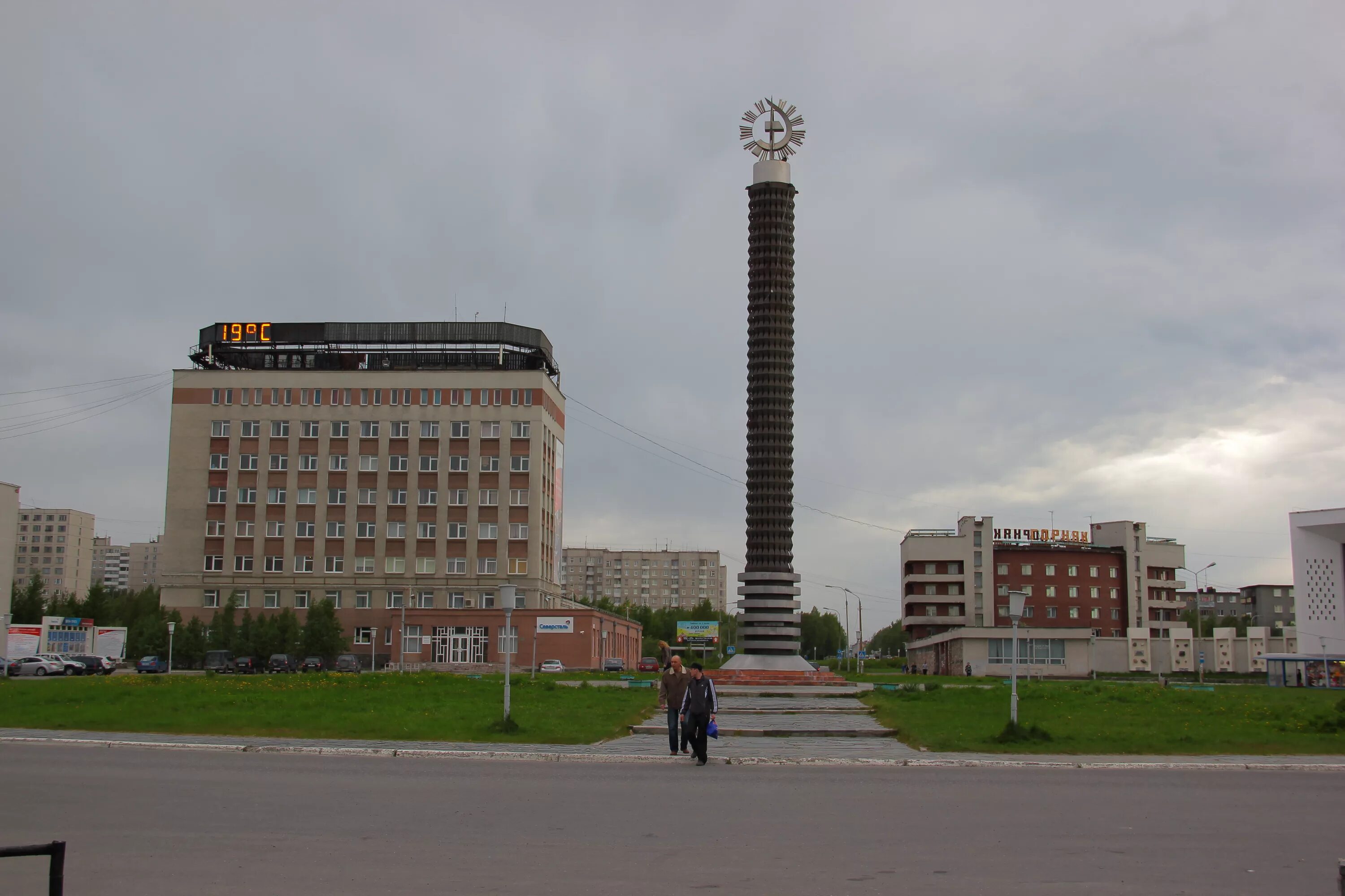 Оленегорск сейчас. Центр города Оленегорска. Оленегорск Центральная площадь. Стела Слава труду Оленегорск. Оленегорск (Мурманская область).