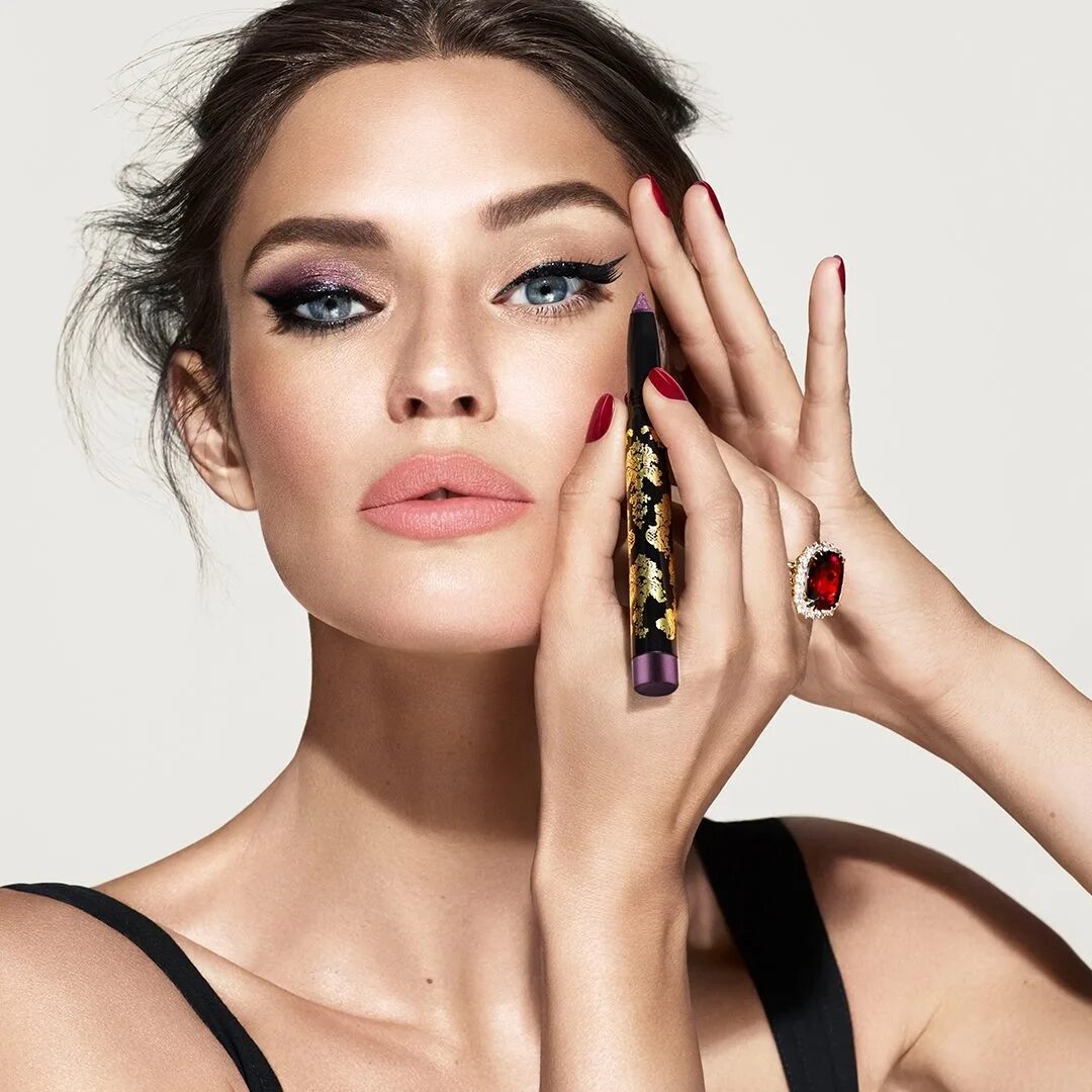 Dolce beauty. Dolce beauty. Dolce gabbana lipstick. Дольче габбана квин. Dolce gabbana beauty.