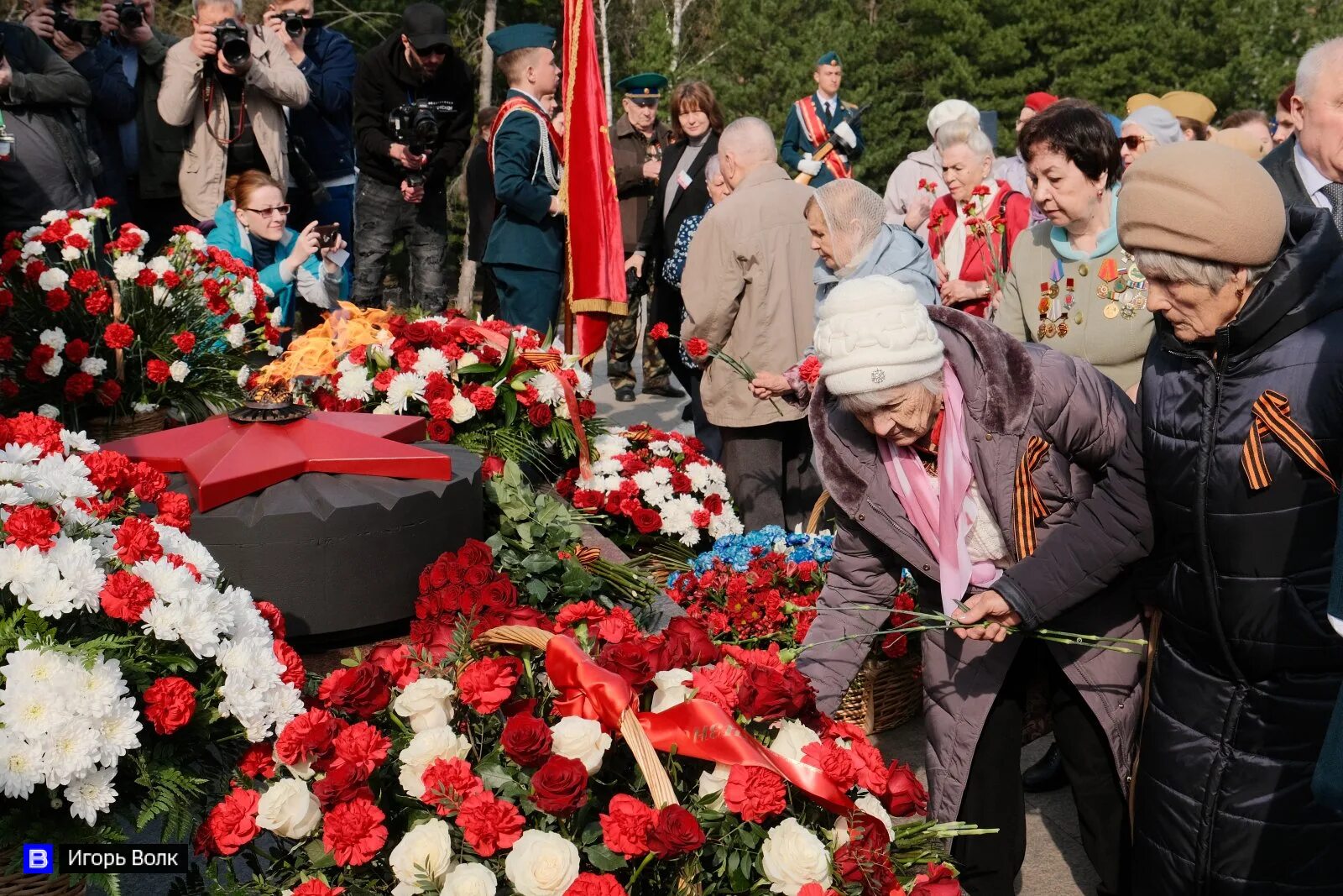 Возложение цветов. Возложение цветов к Вечному огню. Цветы у вечного огня. Цветы на возложение.