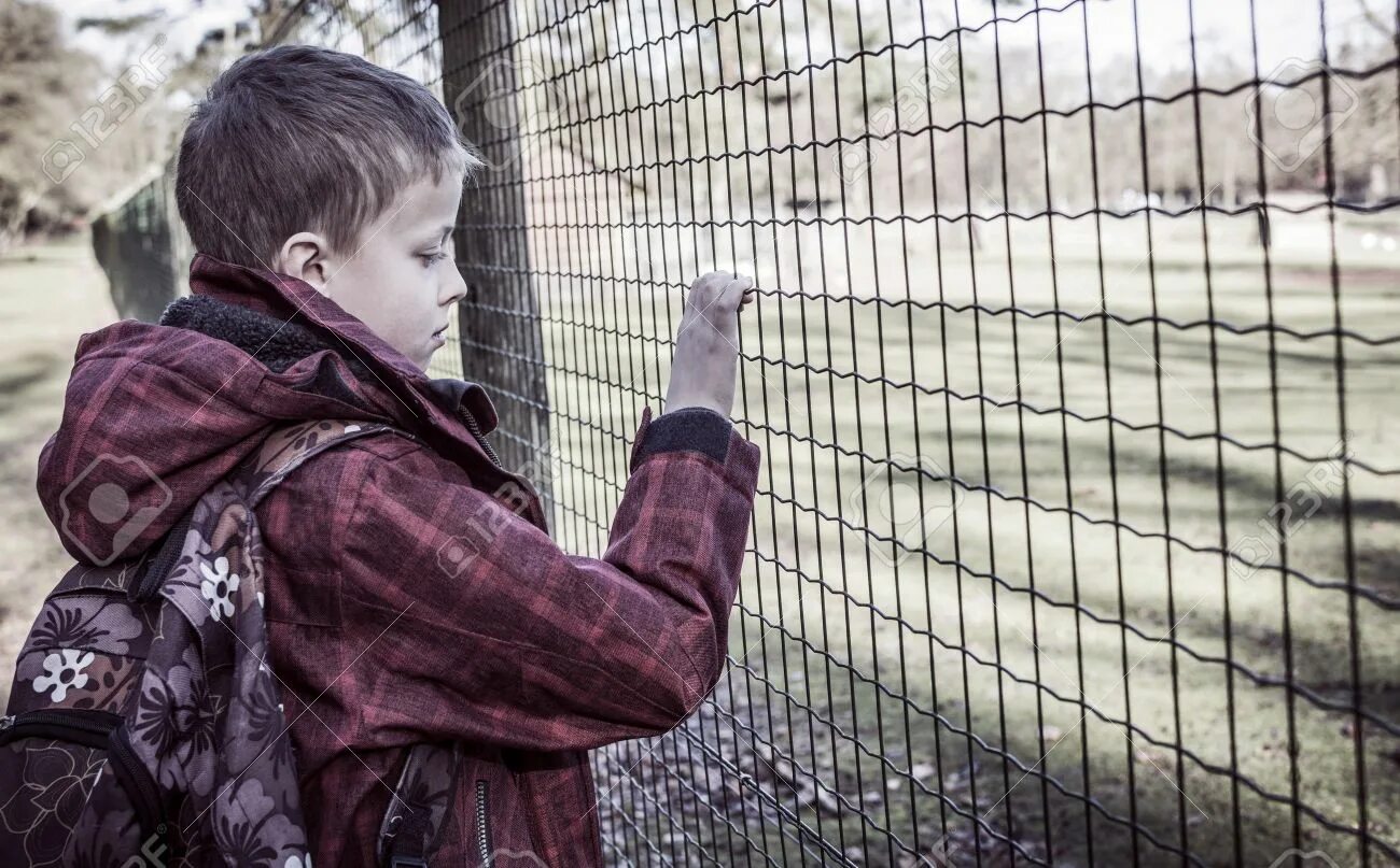 Sad kid. Изоляция ребенка. Изолированный ребенок. Скрытность подростка. Социальная изоляция ребенка это.