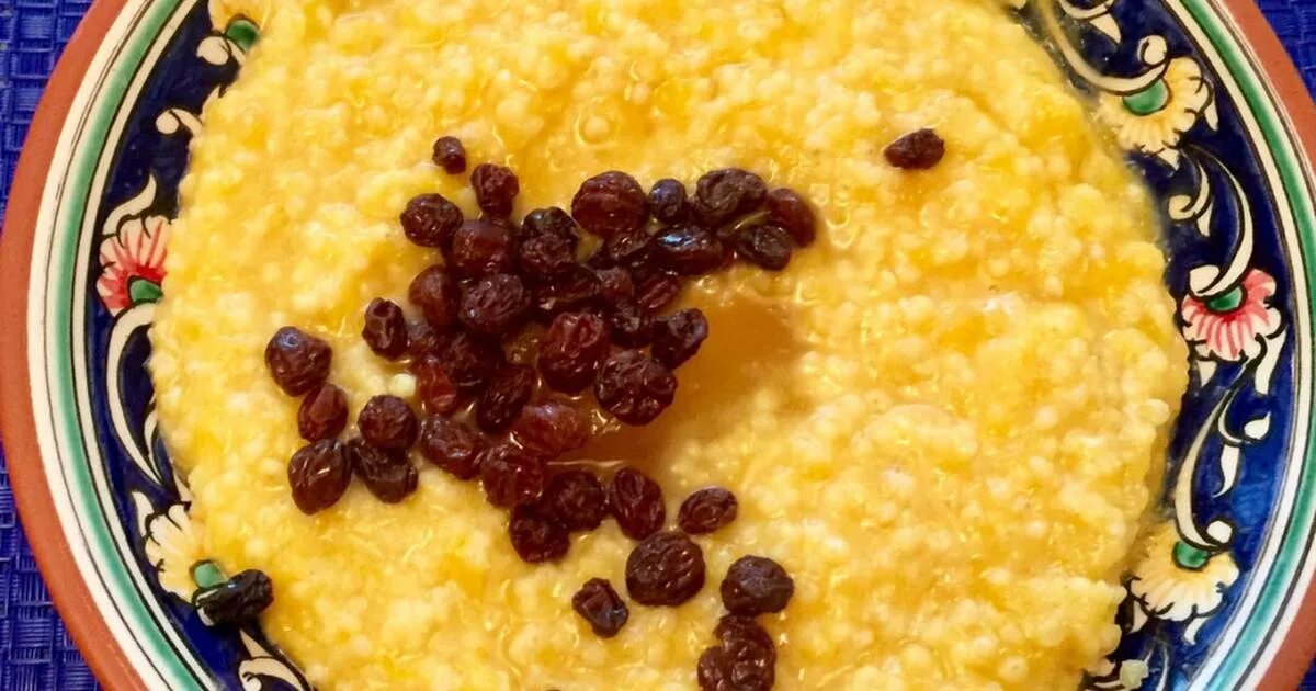 пшенная каша с тыквой и изюмом. гарбузова каша. пшенная каша с изюмом на молоке. молочная рисовая каша с тыквой. пшённая каша с тыквой на молоке.