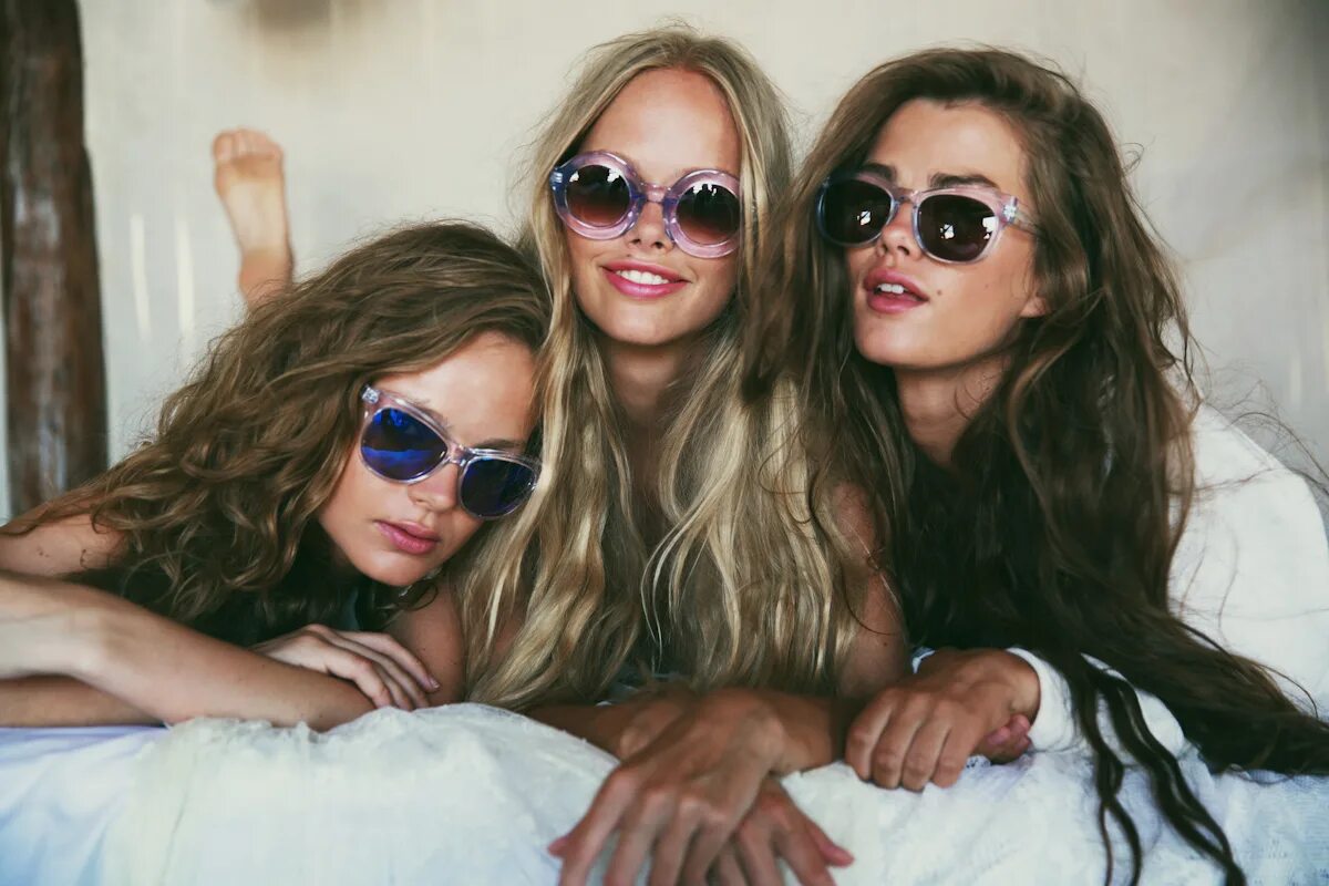 Девушки три раз. Три подруги. Три девушки подружки. Три девушки в очках. Лучшие подруги в очках.