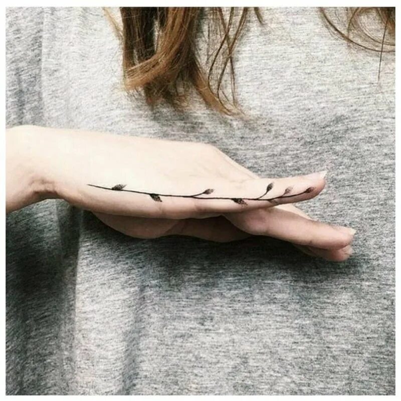 миниатюрные руки девушки. тату на руке для девушек маленькие. тату на запястье. тату маяк. мини тату на руке.