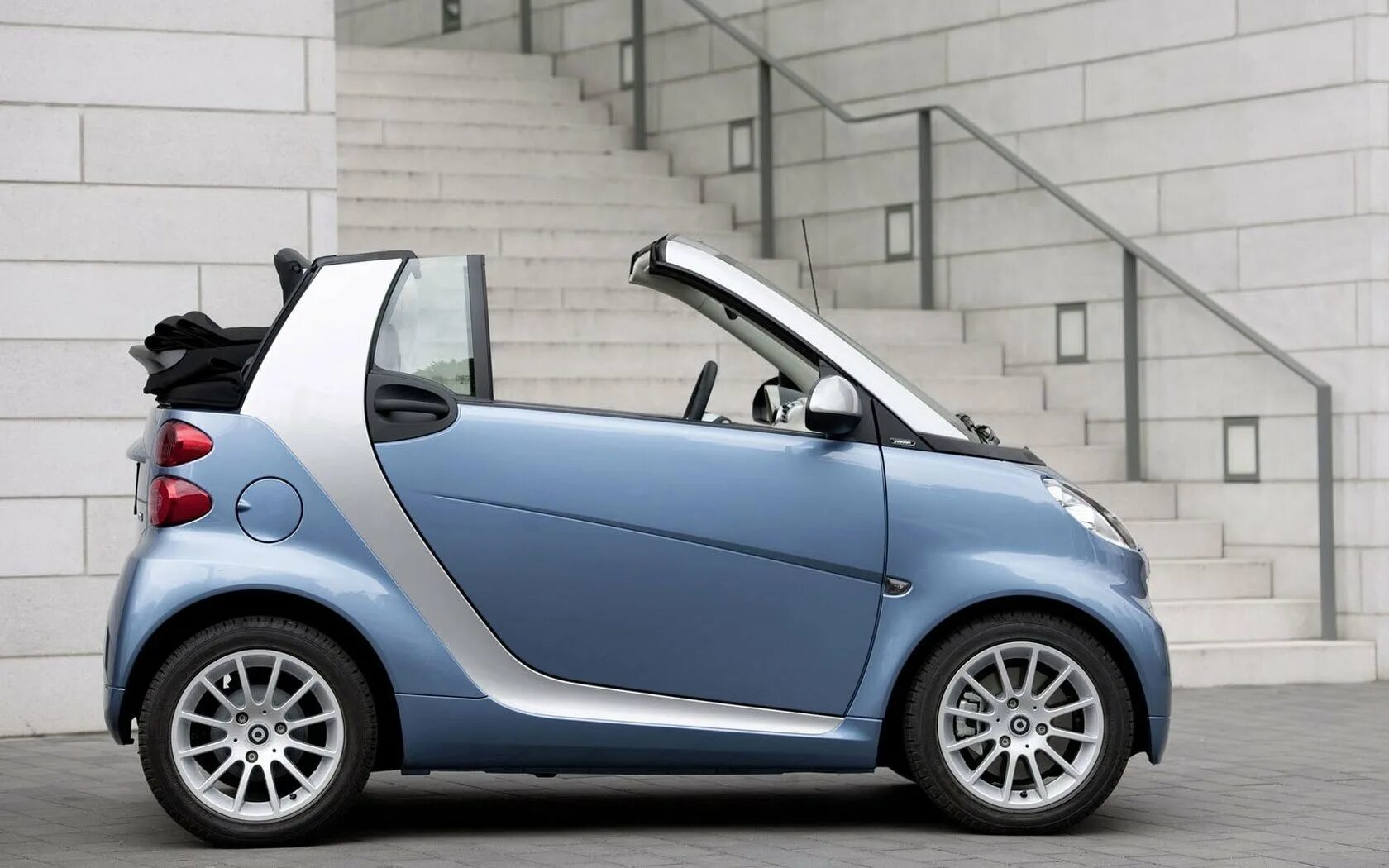 Электро мал. Смарт машина. Автомобиль Smart Fortwo Cabrio. Smart Fortwo Cabrio 2010-2012. Mercedes Smart Fortwo.