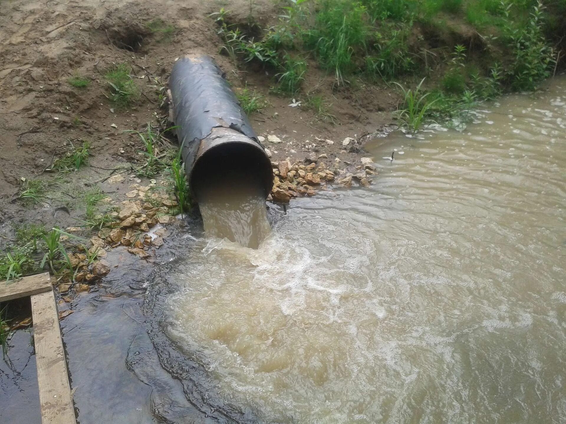 Стоки гор воды. Канализационные стоки. Канализационные сточные воды. Выброс сточных вод. Производственные сточные воды.