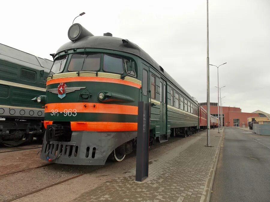 Поезд 010н отзывы. Эр10 электропоезд. Эр10-002. Эр 10 электричка. Эр10 кабина.