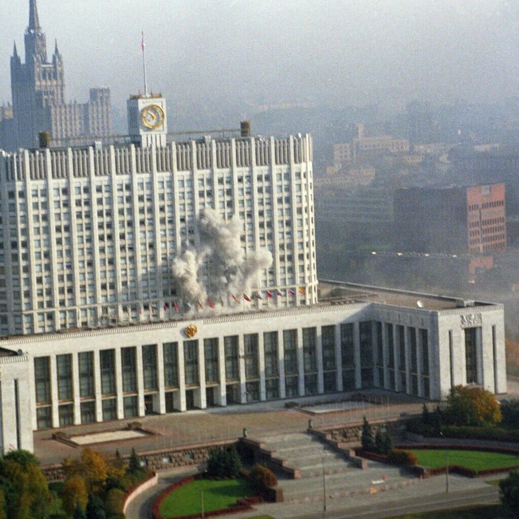 1993 обстрел белого. Дом правительства Москва 1993. 1993 Белый дом обстрел. Белый дом в Москве 2022. Дом правительства октябрь 1993.