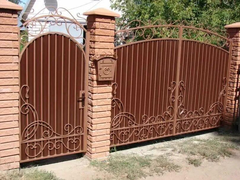 Забор с калиткой. Красивые ворота. Ворота на дачу. Калитка и ворота для забора. Красивый забор с воротами.