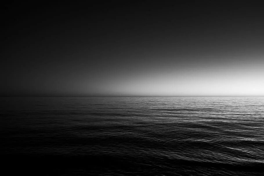 Черно белый океан. Ночное море. Темное море. Темное небо и море. Ночь в море.