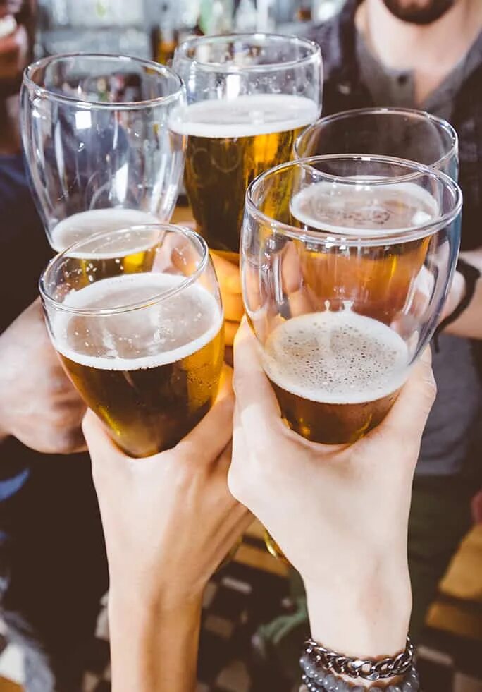 друзья стакана. поднимаю бокал. друзья стакана. чоканье бокалов. пиво для друзей.