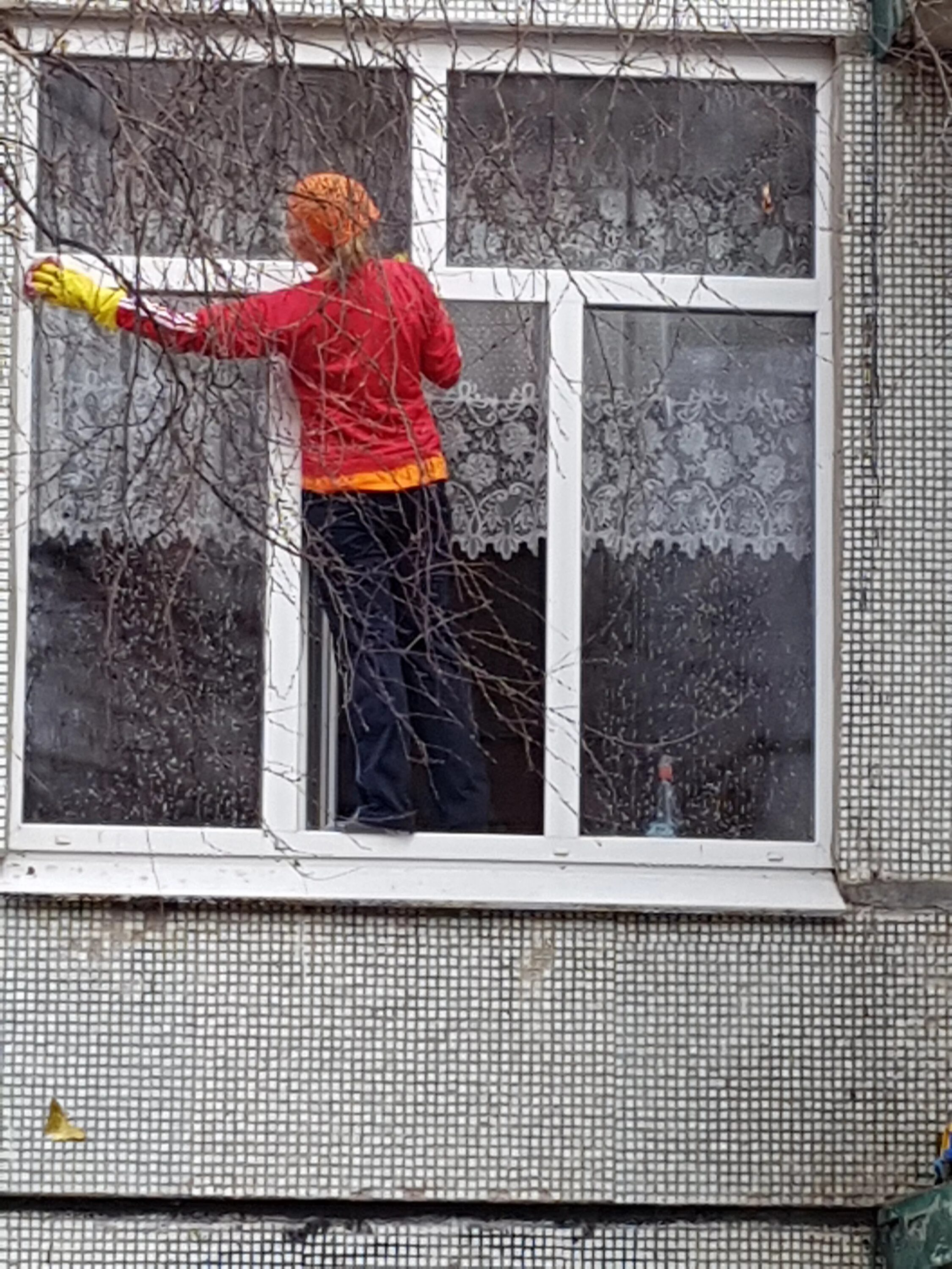 Мытье окон снаружи. Мойка окон снаружи. Помыть окна. Моем окна. Как помыть высокие окна на балконе