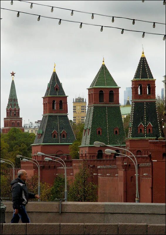 Кремлевская контакты. Много башен. У Кремля много башен. Золотые флажки на башнях Кремля. Москве где много башенок разного цвета.