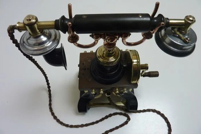 День рождения телефонного аппарата 7. Телефонный аппарат фирмы Эриксон 1895 год. Телефонный аппарат Эриксон 1910 года. Т240пд телефонный аппарат. День рождения телефонного аппарата.
