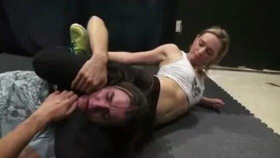 Задушила ногами парня. Дженни чех female wrestling. Девушка душит парня ногами. Задушила ногами парня. Headscissors ли эшли.