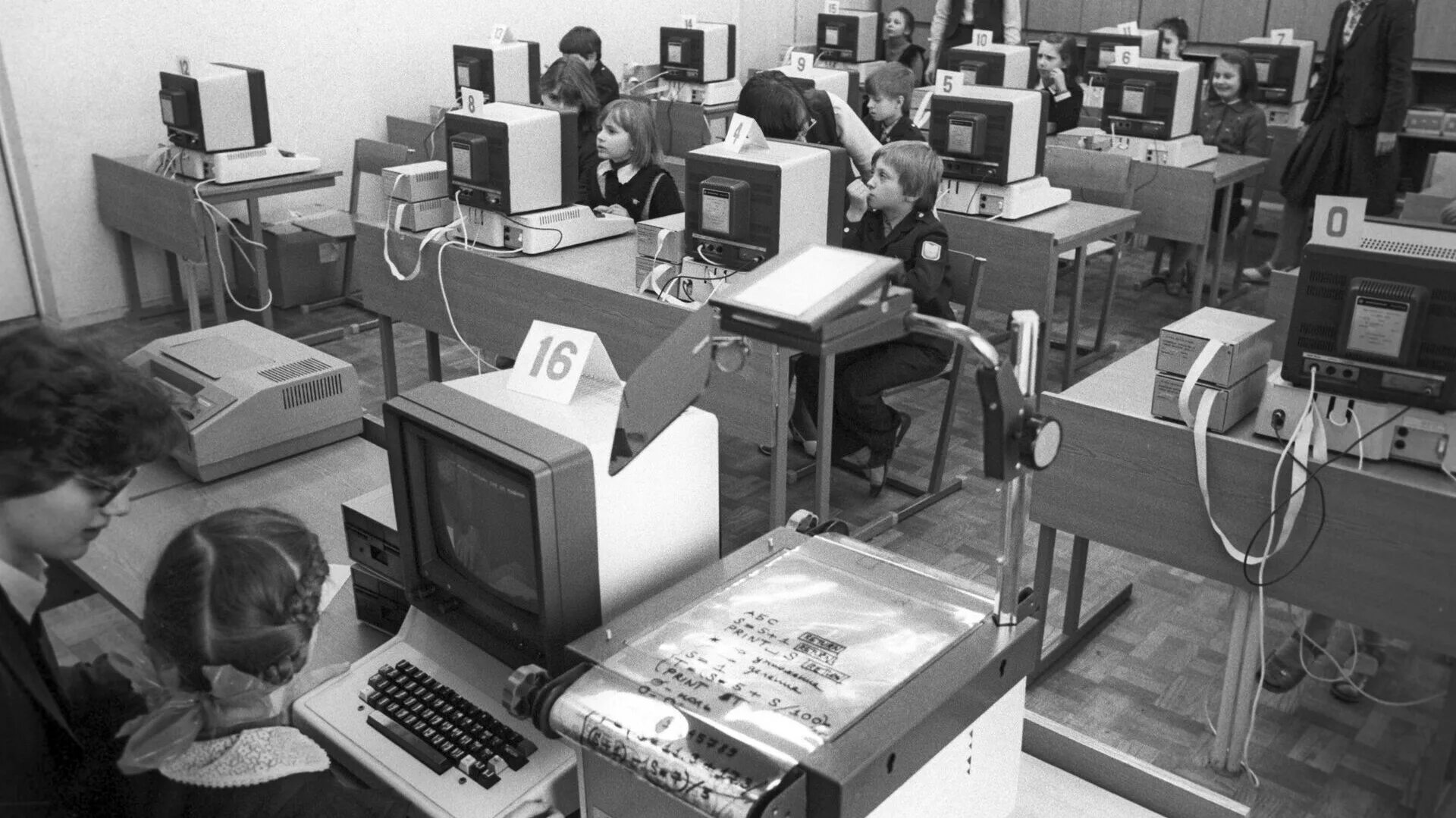 Класс средства вычислительной техники. Компьютеры в 80е в ссср. старые компьютерные классы. информатика в советской школе. компьютеры в школах в 90е.
