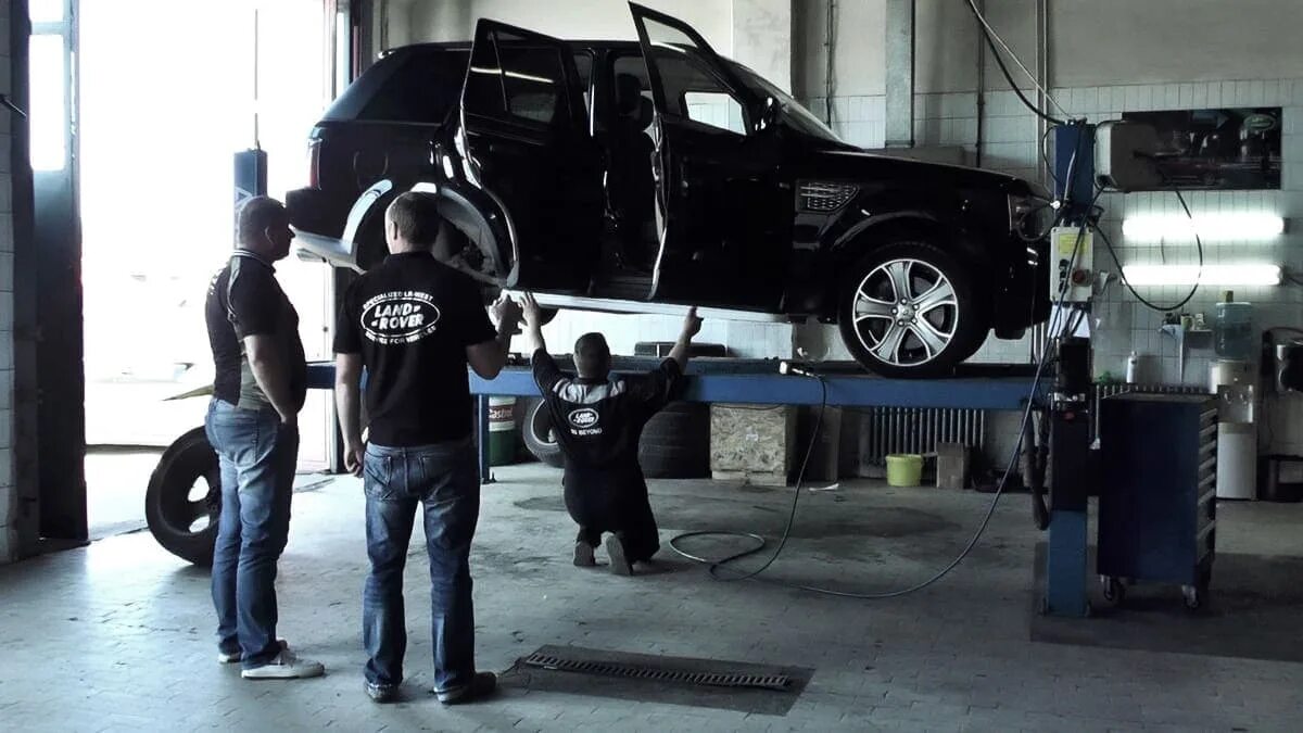 Автосервис Рендж Ровер. Range Rover сервис. Ровер ленд сервис на Молодогвардейской. Рендж Ровер в сервисе. Автосервис land rover