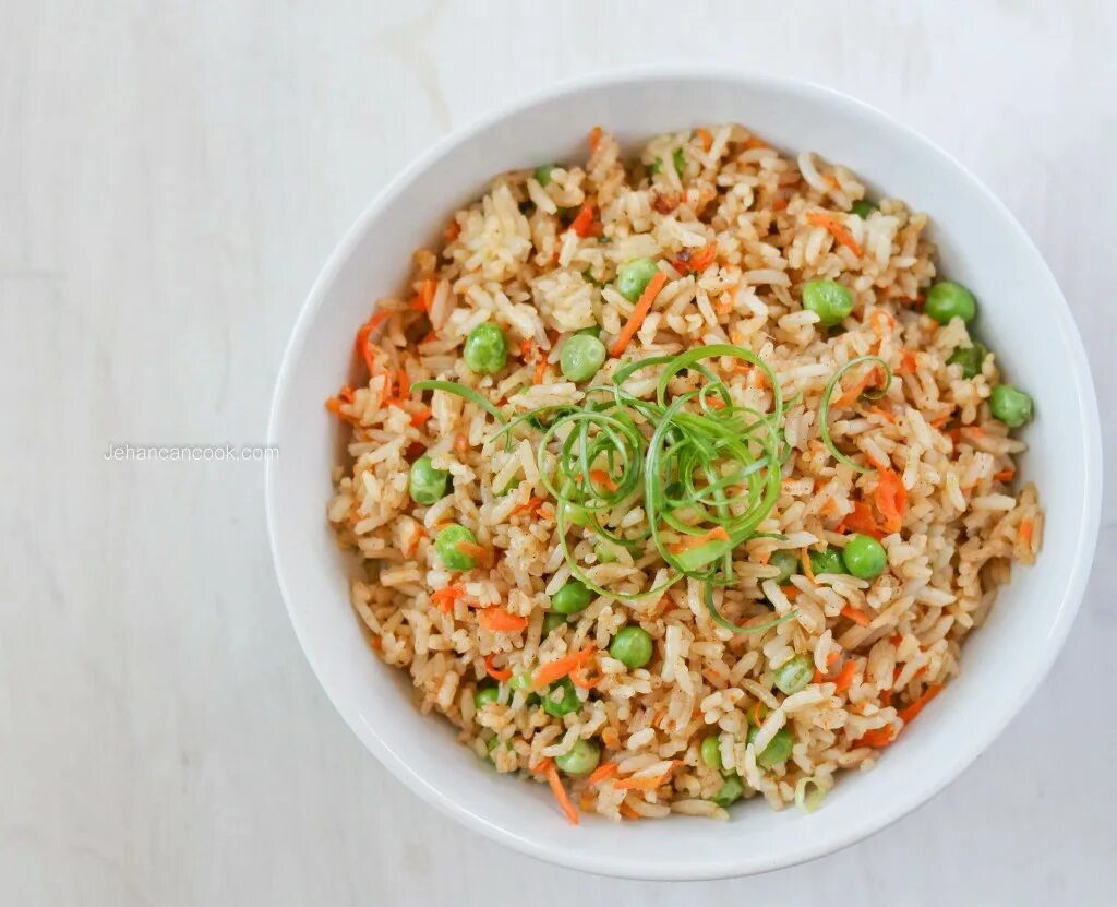 Rice vegetable. Жареный рис с яйцом. Жареный рис по-янчжоуски. Жареный рис белом фоне вид сверху. Китайский жареный рис сухой.