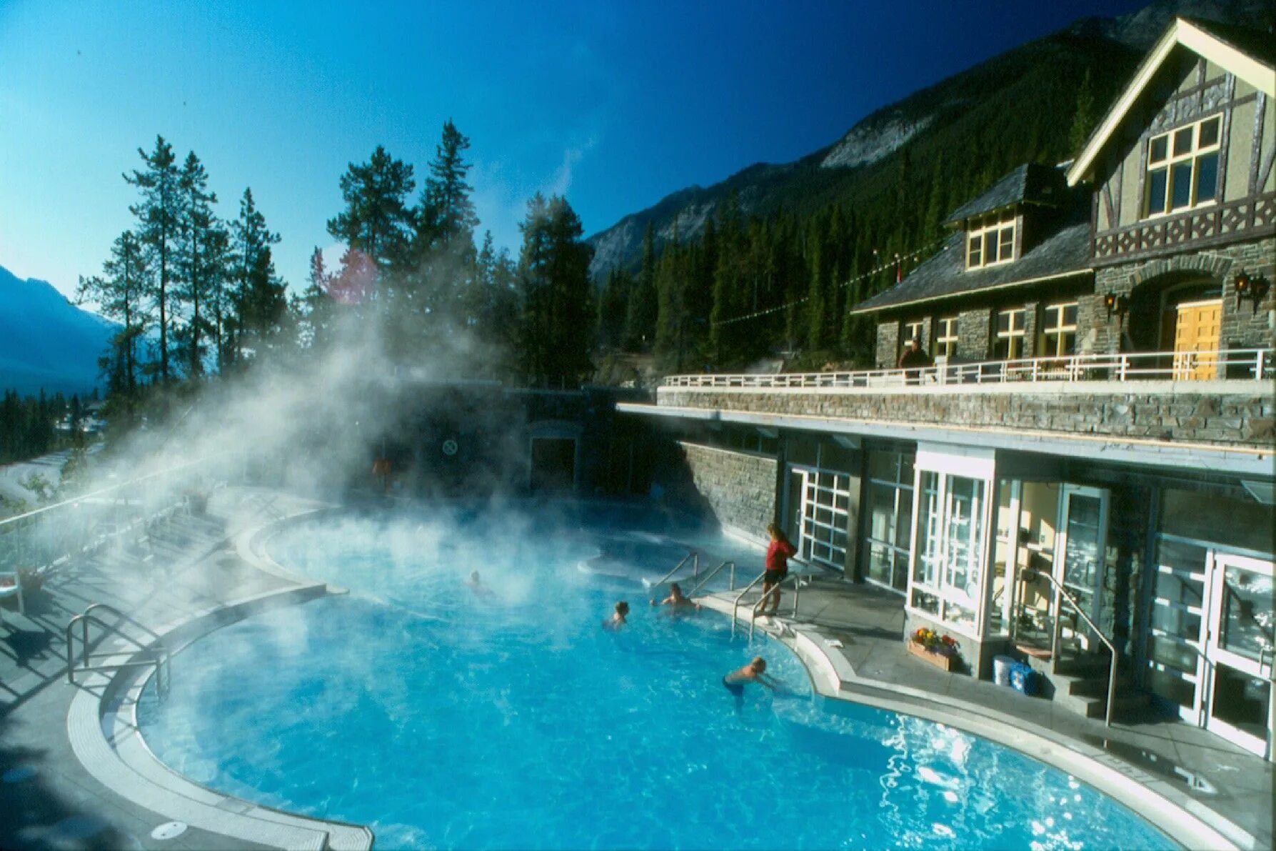 Man hot spring travel. Хот спрингс канада. banff upper hot springs банф. национальный парк банф горячие источники. горячие источники арк банф.