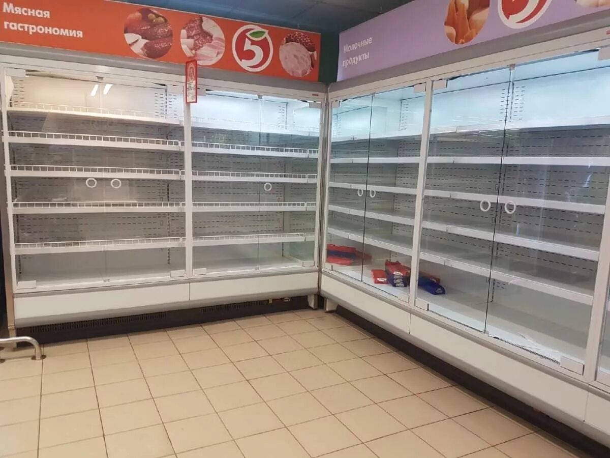 Пустые продукты. Пустые полки в пятерочке. пустая витрина магазина. холодильные витрины пятерочка. пустые полки в магазине пятерочка.