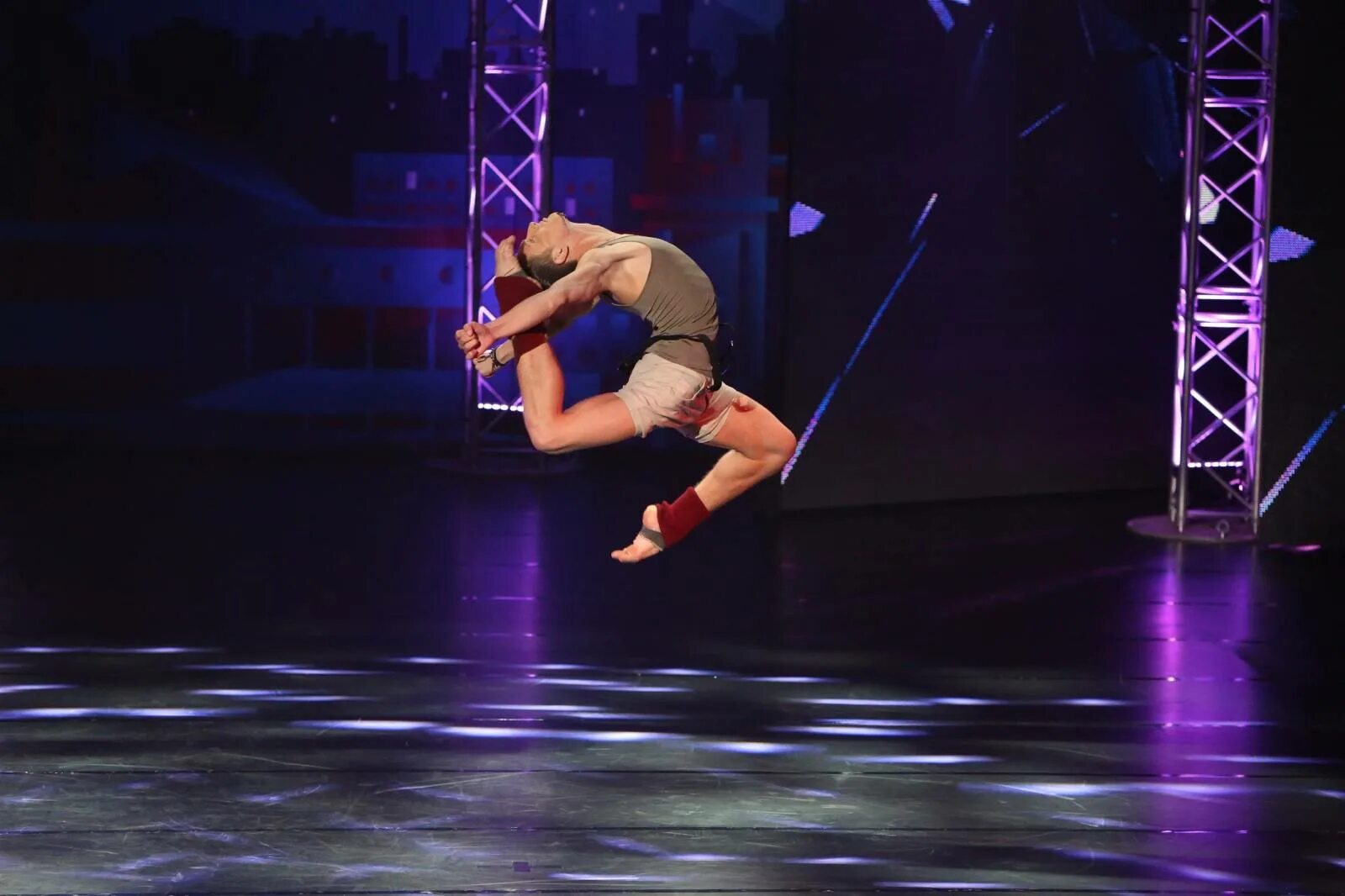 Включи какие нибудь танцы. Включи какие нибудь танцы. Спортивные бальные танцы румба. Включи какие нибудь танцы. Две девушки танцуют.