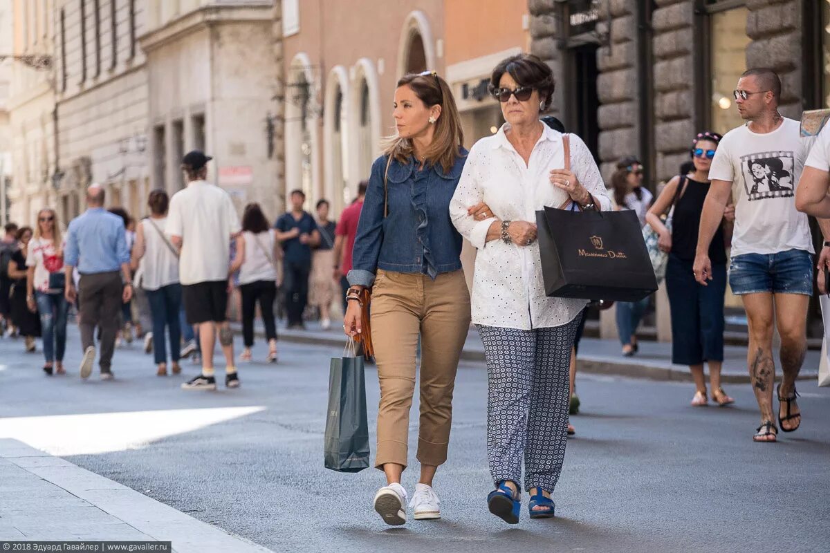 Не последние люди в городе. Люди на улице. Люди идут по улице. Италия люди на улицах. Итальянцы на улице.