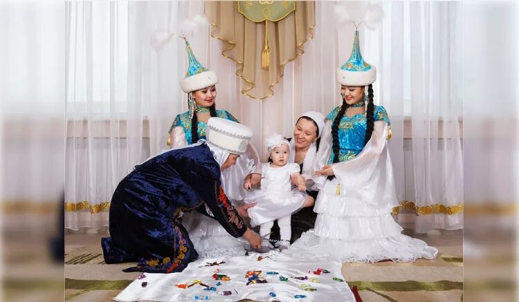 Традиция тусау кесер. Тусау кесу традиция. Обычаи тусау кесер казахские. Тусау кесу обычай казахского народа.