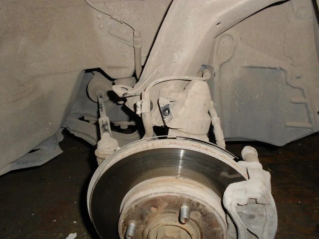 Замена стоек, пружин и верхних рычагов - Nissan Primera (P12), 1,6 л, 2006 года 