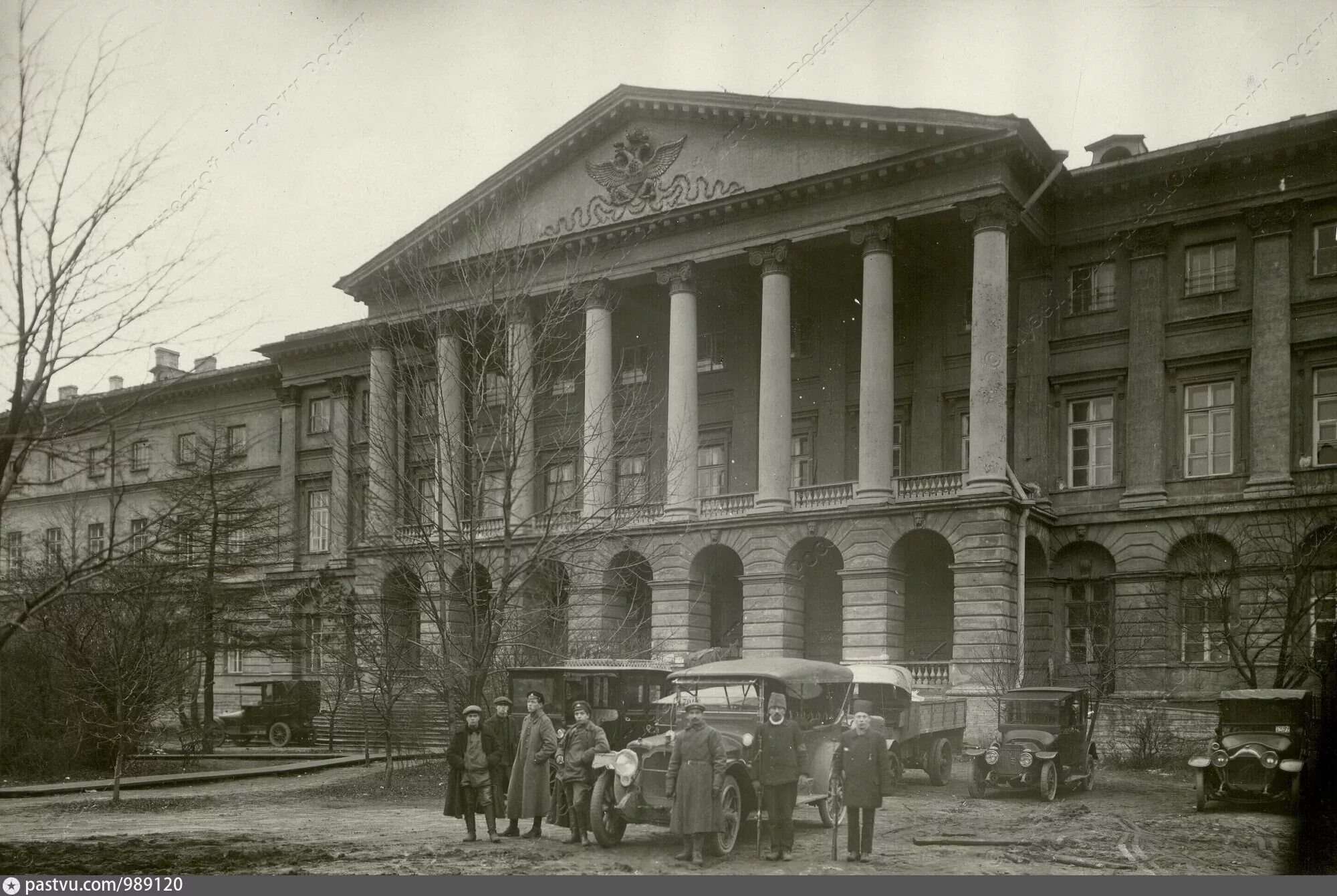 Смольный институт благородных девиц 1917. Смольный институт благородных девиц революция 1917. Смольный институт 1917. Смольный институт благородных девиц здание.