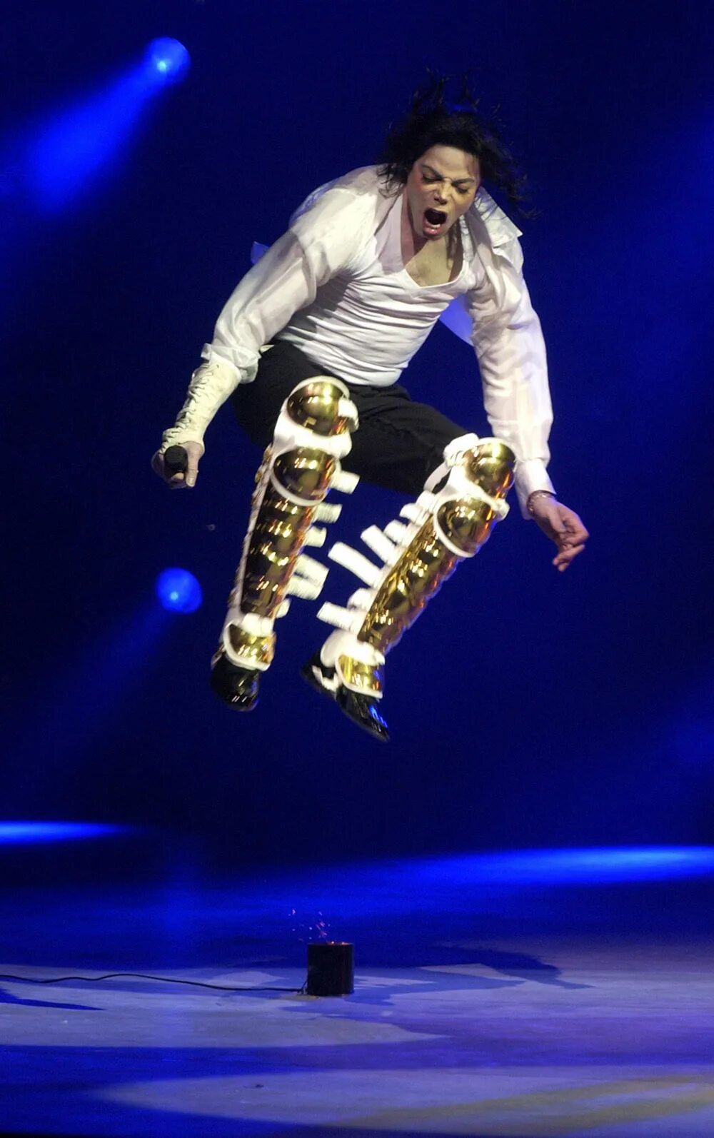 Michael jackson live. Michael Jackson 2002 Apollo. Michael Jackson Dangerous 2002.