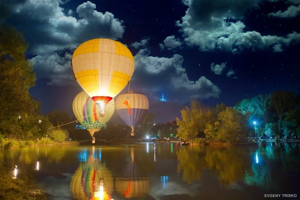 На воздушном шаре новосибирск. Воздушный шар. Воздушный шар с корзиной в небе. Воздушные шары в небе ночью. На воздушном шаре.