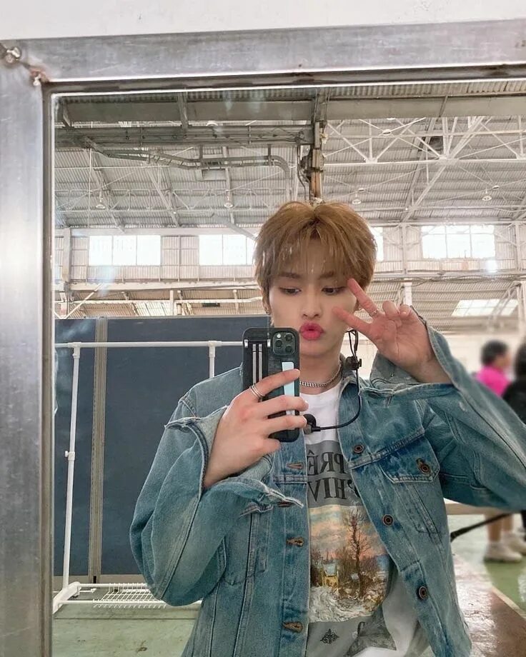 Чехол на телефон stray kids. Открытка в стиле stray kids. Телефоны stray kids. Stray kids заставка телефона. Группа stray kids.