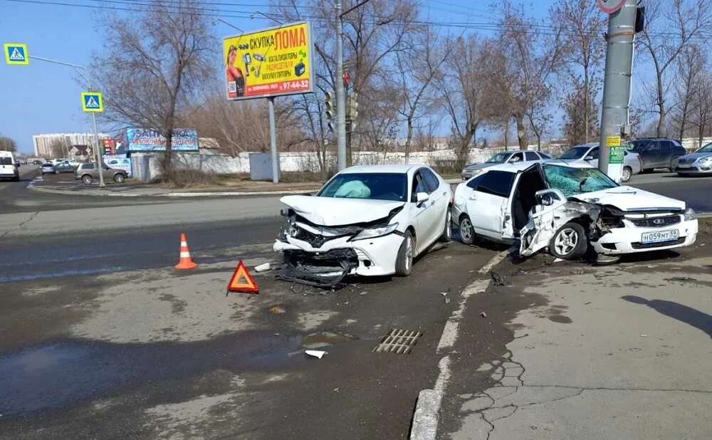 Оренбург 14 апреля. Авария на победе Оренбург. Авария на победе Оренбург сегодня. Авария в Оренбурге вчера на победе.