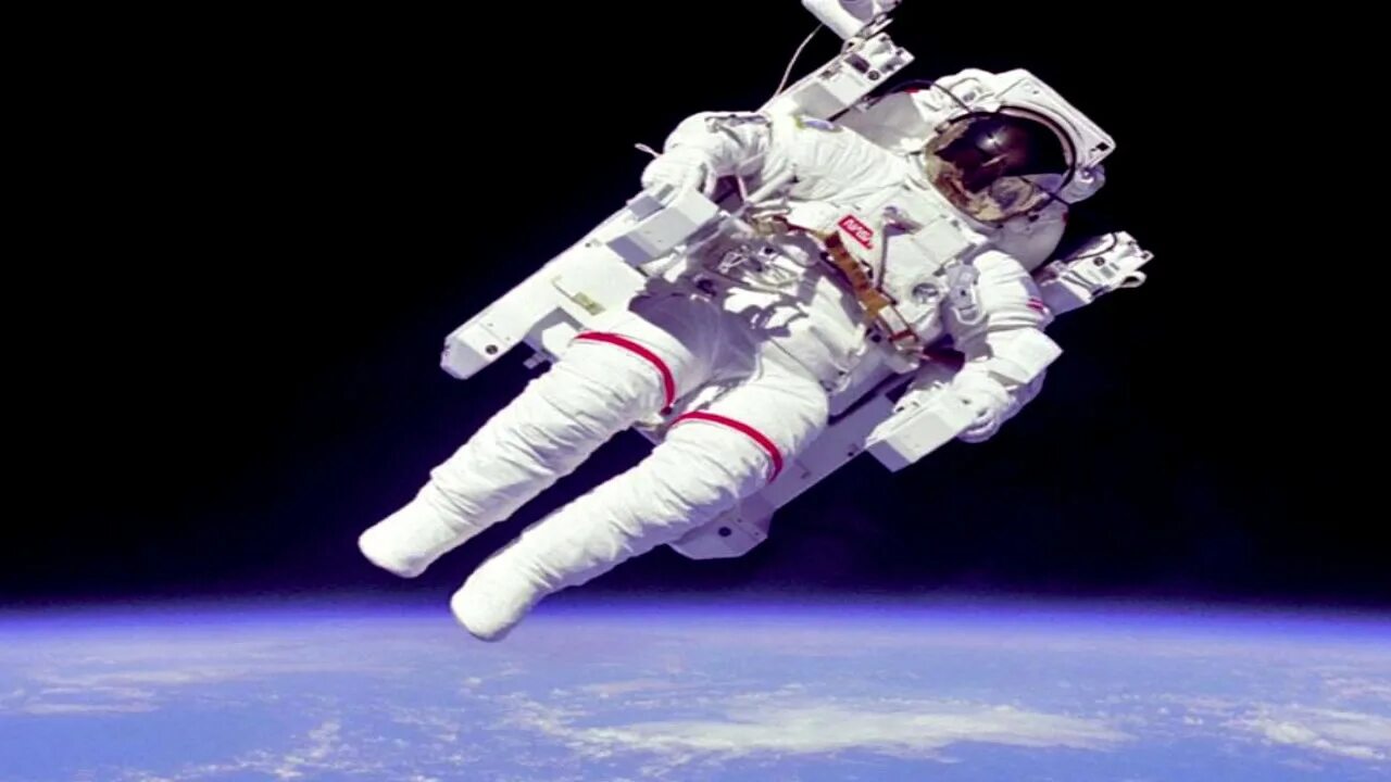 Космонавт no 8. Космос environment. Брюс Маккэндлесс в открытом космосе. Космонавт 宇航员. Брюс Маккэндлесс в открытом космосе без механической.