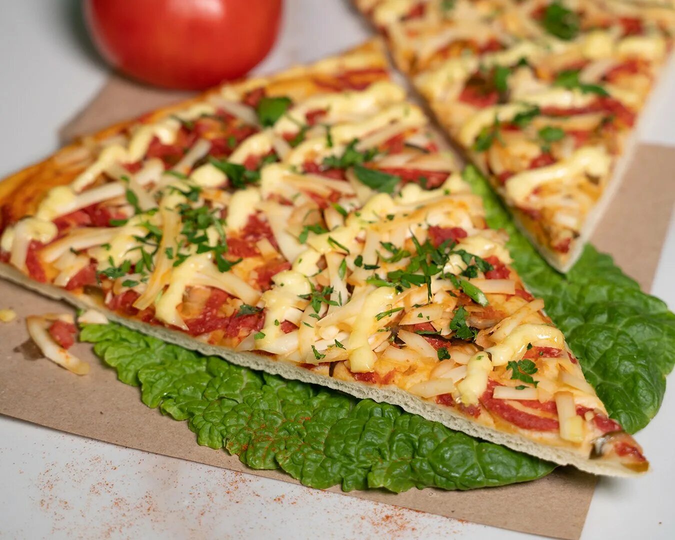 Домашняя пицца без колбасы. Пицца треугольник. Pizza треугольная. Пицца с колбасой. Пицца на лаваше.
