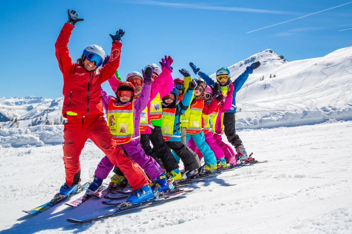 Спортивные школы лыжи. Зимний спорт. Горнолыжный спорт. Детский лыжный спорт. Катание на горных лыжах.