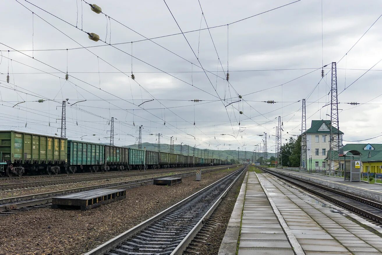 Станция Россия. Железная дорога. Красноярская железная дорога. Поезд на перегоне.