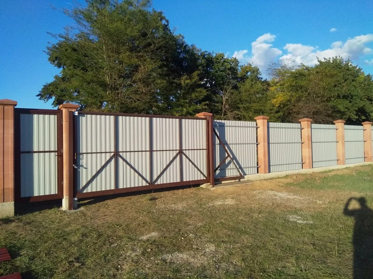 Забор француз. Забор французский камень. Заборы крыму ключ. Заборы крыму ключ. Забор из камня француз.
