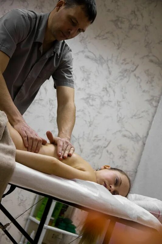 Studio massage. Студия массажа. Молодой массажист. Картинки для студии массажа. Массажная студия Expert massage.