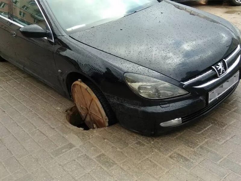 открытые канализационные люки. попадание в люк автомобиля. машина с люком. попал в люк. машина провалилась в люк.