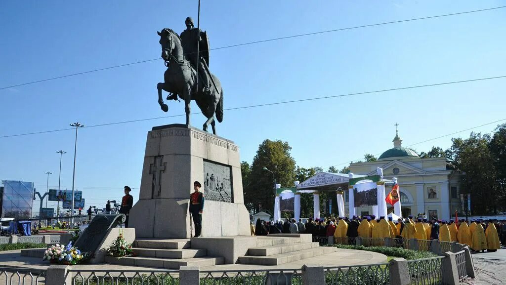 Памятник александру невскому в петербурге. Александро-Невская Лавра памятник Александру Невскому. Памятник Александру Невскому перед Александро-Невской Лаврой.