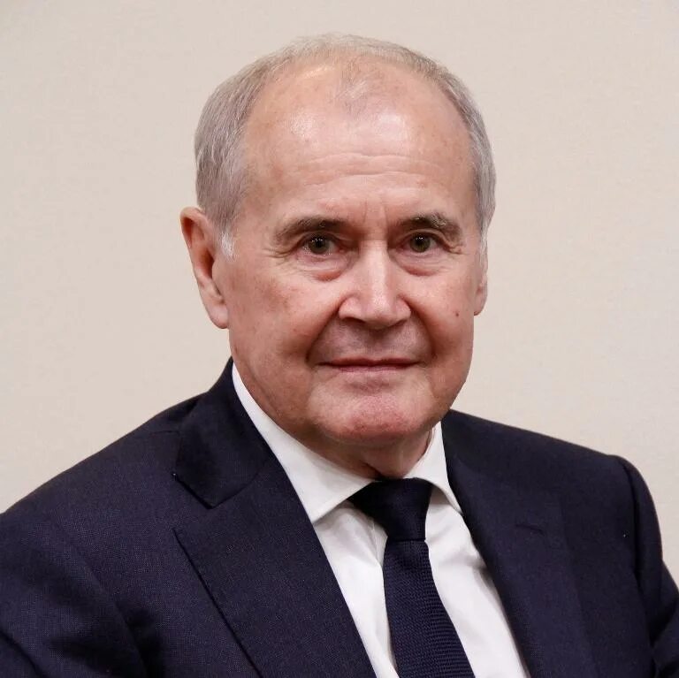 Генеральный директор купол зиятдинов. Гендиректор завода «купол» фанил зиятдинов с продукцией завода. Зиятдинов фанил ижевск. Купол ижевск. Зиятдинов фанил газисович купол.