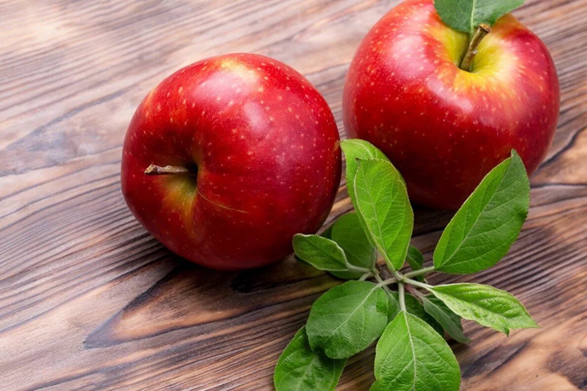 1 2 яблоко. Яблоня Гала маст. Яблоня Гала Кубанская. Яблоки красные. Красивое красное яблоко.