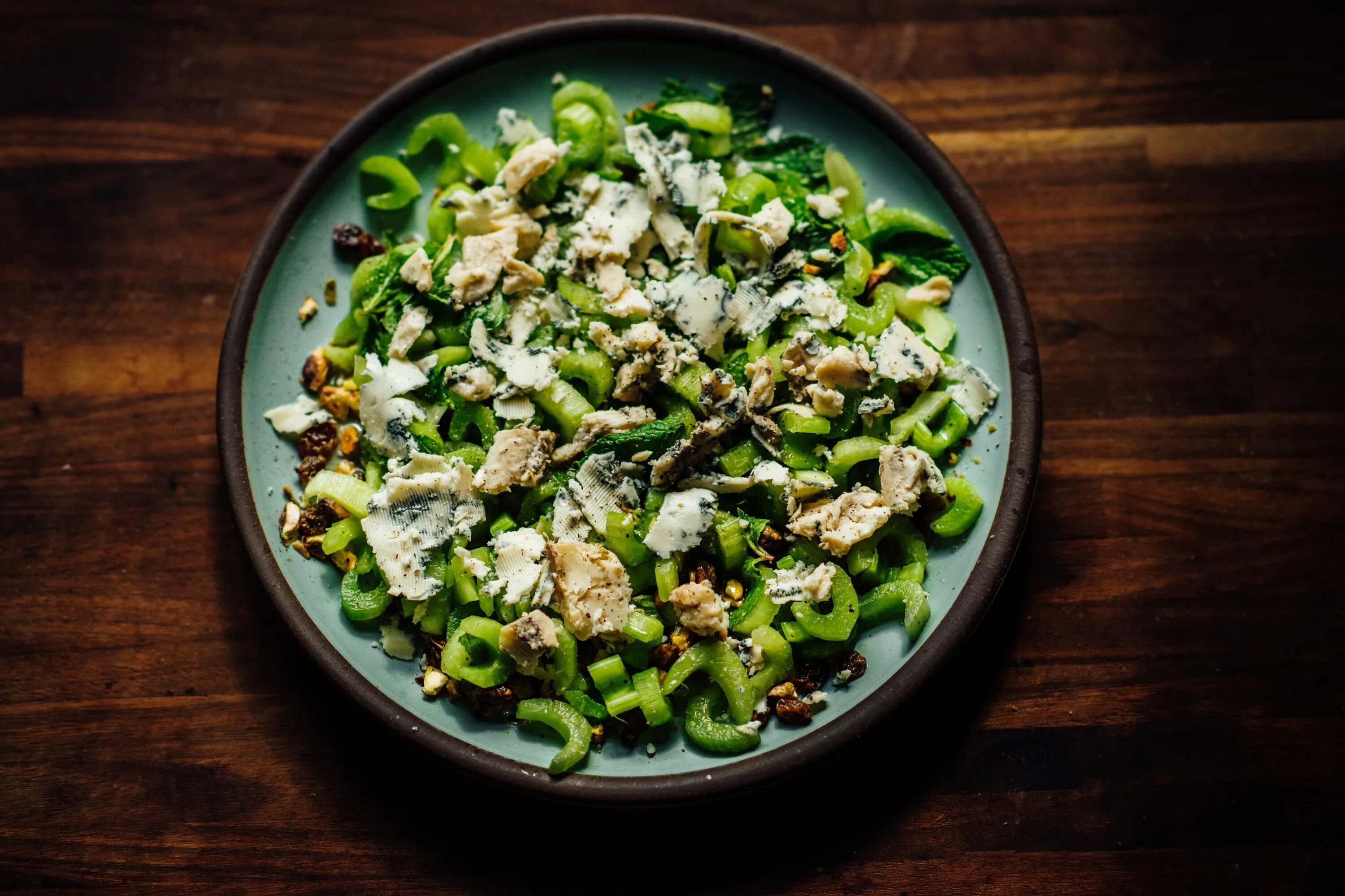 Салат из батата сырого. Celery kale salad. салат из сельдерея бон фам. салат из шпината рукколы и сельдерея. салат kiwi and celery.