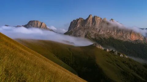По склонам холмов блестят