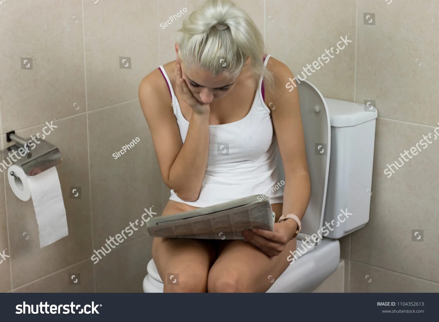 Унитаз в разрезе. Унитазы с косым выпуском 45 градусов. Дырка в деревянном туалете. Девушка сидит в тоалет. Девушка у туалета стоговое фото.