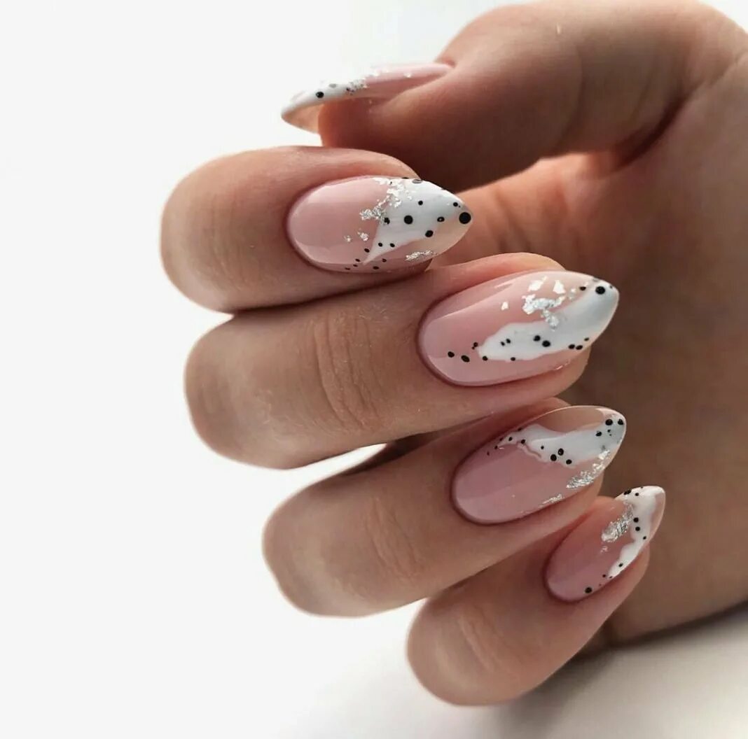 Простенький дизайн ногтей. Маникюр 2023 модные тенденции лето. Сложный маникюр. Красивый стильный маникюр. Маникюр синий с белой паутинкой.