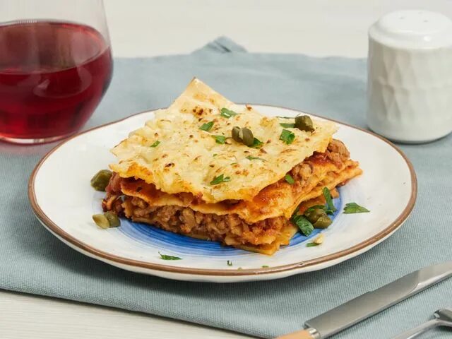 лазанья alberto болоньезе. Frosta lasagne bolognese. лазанья болоньезе бешамель. лазанья с фаршем юлия высоцкая. соус бешамель для лазаньи.