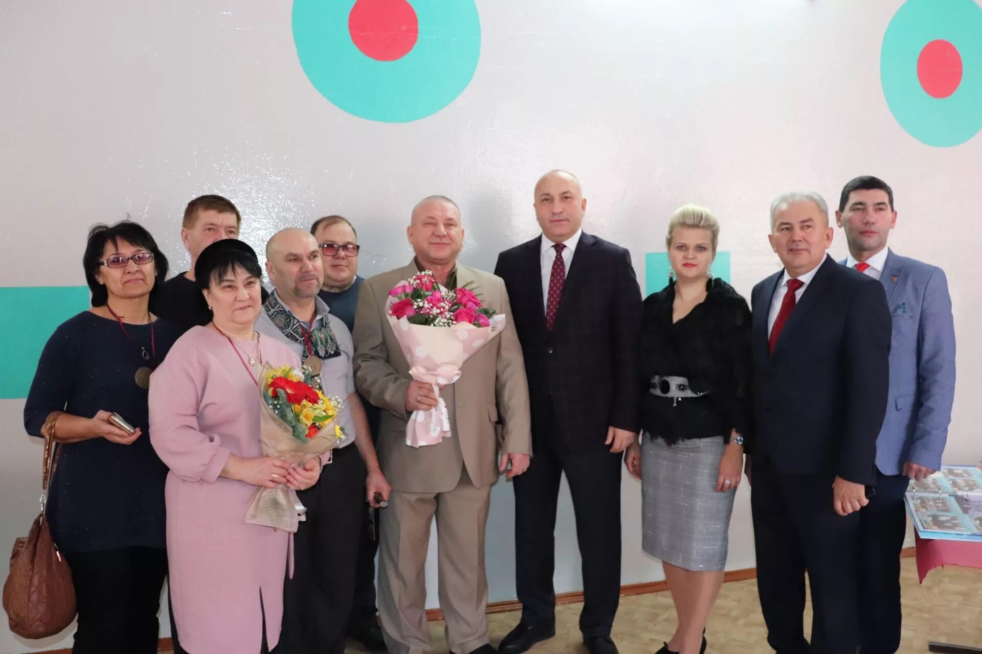 6 школа, город азнакаево, кандауров. Школа 5 г. 2 школа азнакаево. Мбоу сош 1 азнакаево. Директор 8 школы азнакаево.