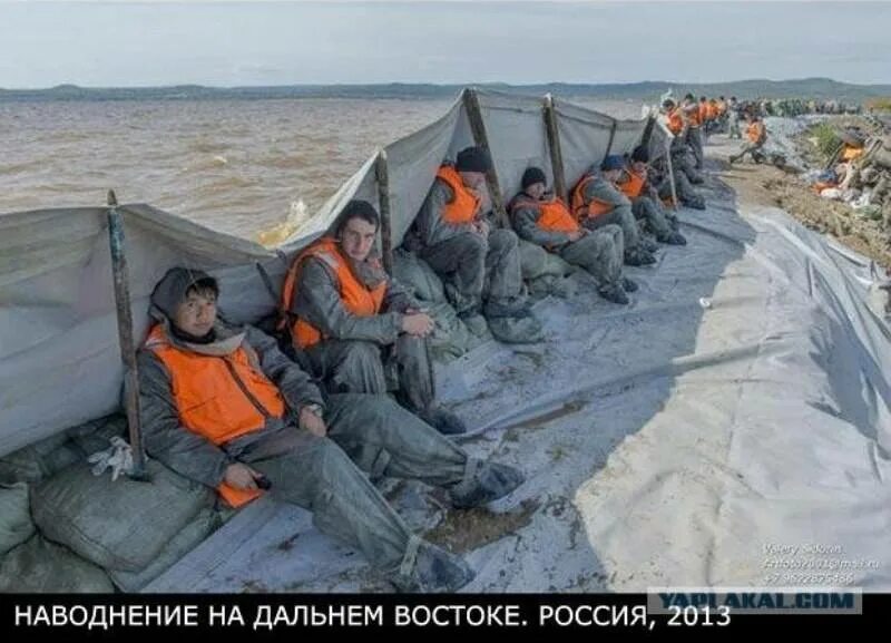 Наводнение на дальнем востоке 2013. Ж/д харьков джанкой. Чс 2013 год. Живая дамба комсомольск на амуре. Наводнение 2013 года на дальнем востоке.